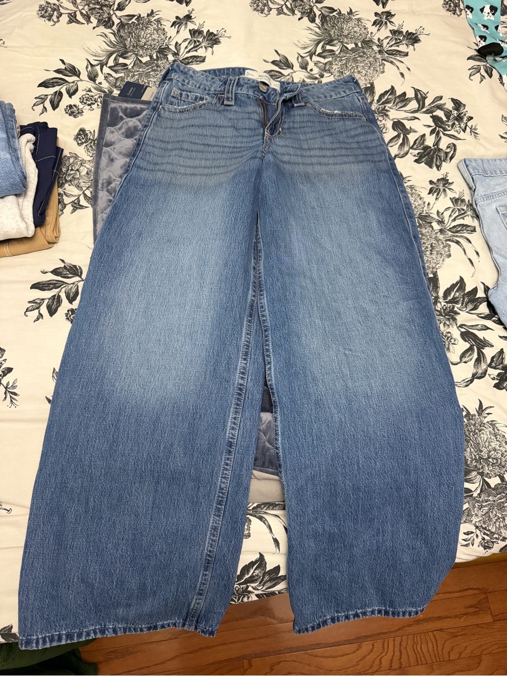 Low rise super baggy women’s size 0 or 25 jeans.  Like new Hollister